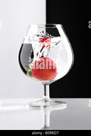 Rote Erdbeere im Glas Stockfoto