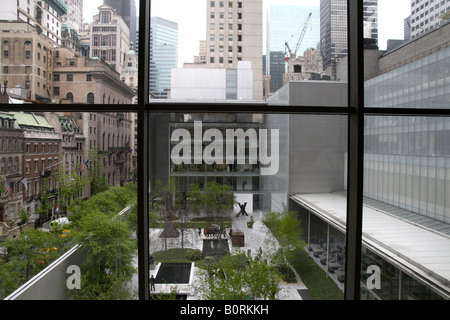Blick auf den Skulpturengarten im Museum der modernen Kunst (MOMA), New York City Stockfoto