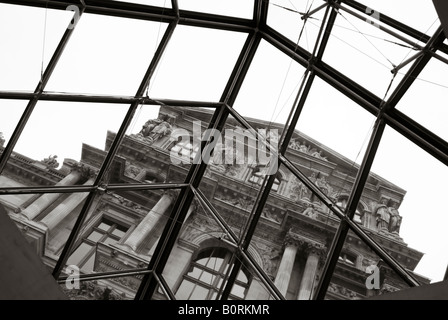 Blick nach oben durch die Glaspyramide des Louvre in Paris Frankreich Stockfoto