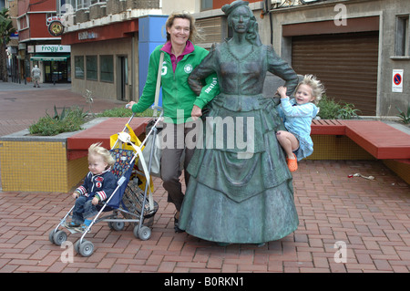 Gran Canaria Las Palmas eine glückliche Familie posiert auf eine Statue auf dem boulevard Stockfoto