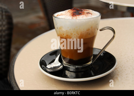 Tasse Kaffee auf der Terrasse im freien Tisch Stockfoto