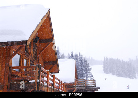 Hölzerne Hütte im downhill Ski Resort in den kanadischen Rocky mountains Stockfoto