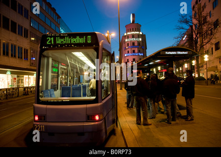 Straßenbahn laufen nachts durch die Stadt München-Hauptstadt von Bayern Stockfoto