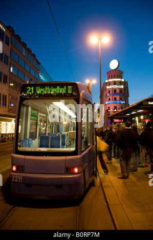 Straßenbahn laufen nachts durch die Stadt München-Hauptstadt von Bayern Stockfoto