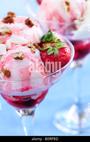 Erdbeer Eisbecher mit frischen Erdbeeren und Walnüssen Stockfoto