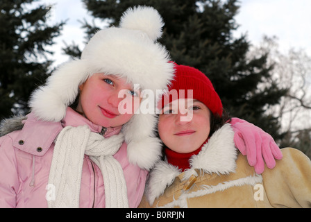 Porträt von zwei kleinen Mädchen in Winter park Stockfoto