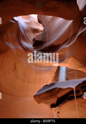 Upper Antelope Canyon Lichtstrahl und Sand fallen Stockfoto