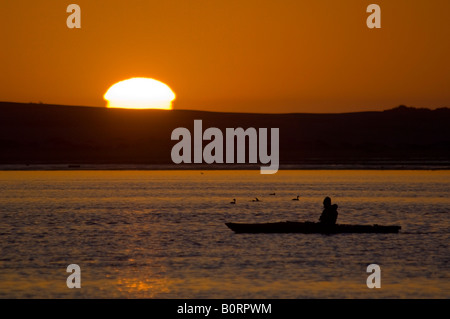 Kajakfahrer den Sonnenuntergang auf dem friedlichen und ruhigen Wasser der Morro Bay, Kalifornien Stockfoto