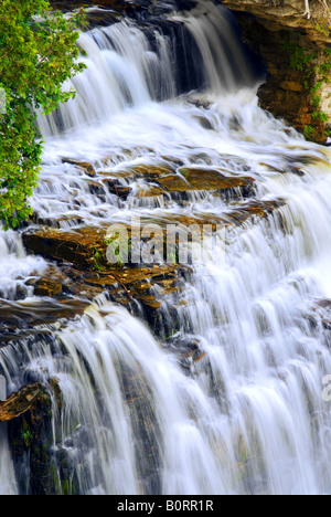 Schöne kaskadierenden Wasserfall Flowring über natürliche Felsformation Stockfoto