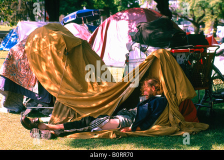 Obdachloser schlafen im provisorischen Zelt Heim und Obdach, Zeltstadt in Urban Park, Nord-Amerika, Sommer Stockfoto