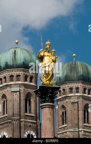 Statue von St. Mary mit Frauenkirche Frauenkirche in Marienplatz, in der bayerischen Landeshauptstadt München. Deutschland Stockfoto