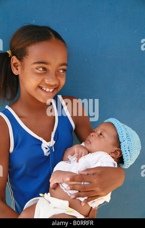 Mädchen hält ein Baby, Trinidad, Provinz Sancti Spíritus, Kuba, Lateinamerika Stockfoto