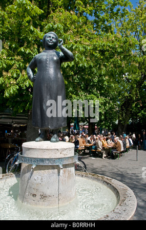 Menschen, die Standortwahl im Freien in einem Biergarten Viktualienmarkt Markt in der Hauptstadt München Bayern Deutschland Stockfoto