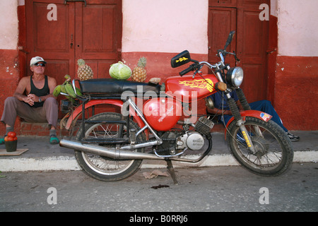 Verkäufer mit seinem Motorrad als Verkaufsstand auf einer Straße in Trinidad, Provinz Sancti Spíritus, Kuba, Lateinamerika Stockfoto