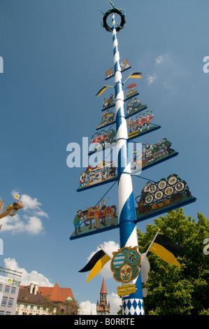 Die geschmückten Maibaum Viktualienmarkt Markt in der Hauptstadt München Bayern Deutschland Stockfoto