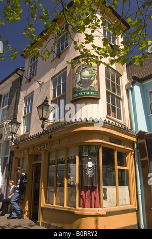 Die Nussschale Pub in der Traverse, Bury St. Edmunds, Suffolk, die kleinste Kneipe im Vereinigten Königreich Stockfoto