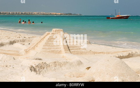 Sand Castle von Chichen Itza am Strand von Playa del Carmen Mexiko Stockfoto