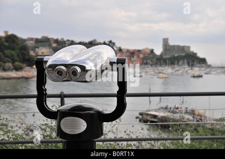 Lerici Strand Kiefer Baum Regenschirm Portovenere Cinque Terre Cinque Terre Vorgebirge Italien Ligurien Toskana Sonnenuntergang Fernglas Meeresstrand Stockfoto