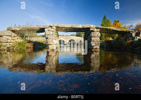 Clapper Bridge über den East Dart River, Postbridge, Dartmoor Nationalpark, Devon, England, UK Stockfoto