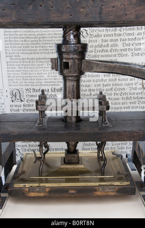 Ein Gutenberg-Stil Spindelpresse im Deutschen Museum in der bayerischen Landeshauptstadt München angezeigt. Deutschland Stockfoto