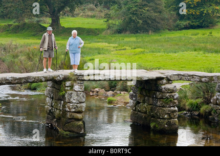 Clapper Bridge über den East Dart River, Postbridge, Dartmoor Nationalpark, Devon, England, UK Stockfoto