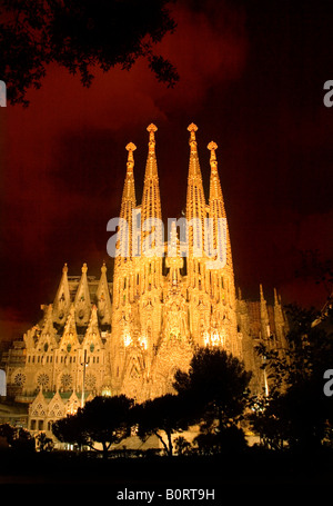 Gaudis Sagrada Familia in der Nacht in Barcelona Spanien. (Hinweis: keine Kräne!) Stockfoto