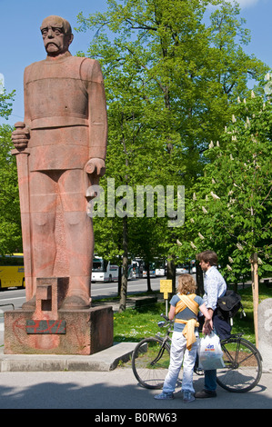 Ein deutsches Ehepaar neben der Statue von Otto von Bismarck in der Stadt München Hauptstadt von Bayern Deutschland Stockfoto