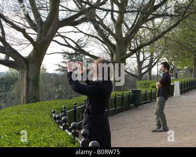 Fußgänger auf Richmond Hill Terrasse genießen und fotografieren die Ansicht von Richmond Hill gesehen. Surrey. UK Stockfoto