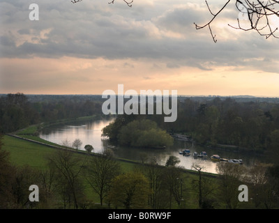 Blick Richtung Schinken & Twickenham zeigt der Themse bei Richmond & der Wiese Flussaue von Richmond Hill gesehen. Surrey. UK Stockfoto