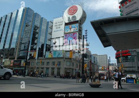 Ein warmer Frühlingstag am Yonge Dundas Square Toronto, Ontario, Kanada Stockfoto