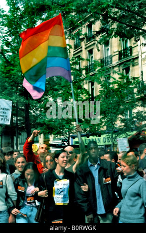 PARIS Fra-nce, Crowdszene, Jugendliche demonstrieren gegen die Präsidentschaftswahl der extremen Rechten, Regenbogenfahne Stockfoto