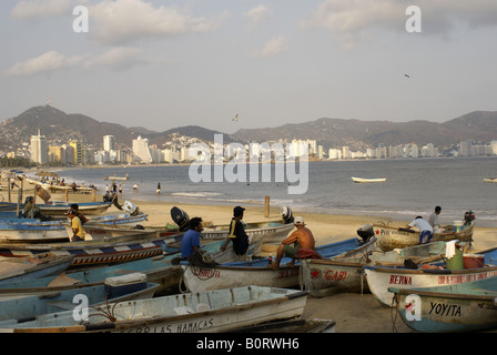 Mexikanische Fischer und ihre Boote auf den Strand in alten Acapulco, Mexiko Stockfoto