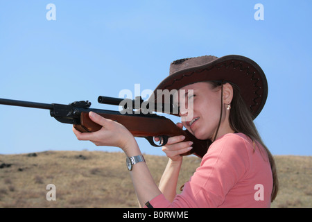 Die junge Frau mit Gewehr schießen Stockfoto