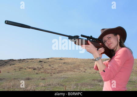 Die junge Frau mit Gewehr schießen Stockfoto