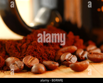 Makro-Bild von Kaffeebohnen gemahlen Kaffee und schwarzer Kaffee-Haferl Stockfoto