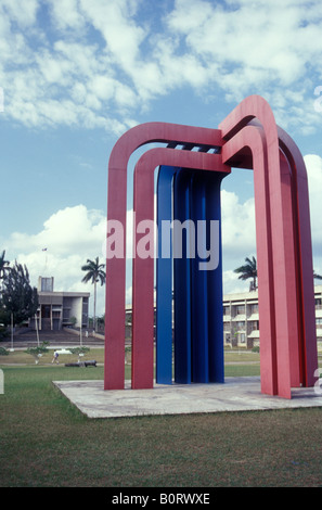 Abstrakte Metall Skulptur vor Regierungsgebäuden auf Independence Plaza in Belmopan ist die Hauptstadt von Belize, Central America Stockfoto