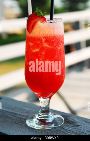 Kalte Erdbeer-Daiquiri Getränke serviert auf einer Terrasse im freien Stockfoto