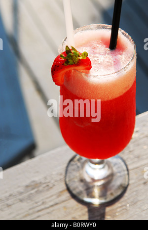 Kalte Erdbeer-Daiquiri Getränke serviert auf einer Terrasse im freien Stockfoto