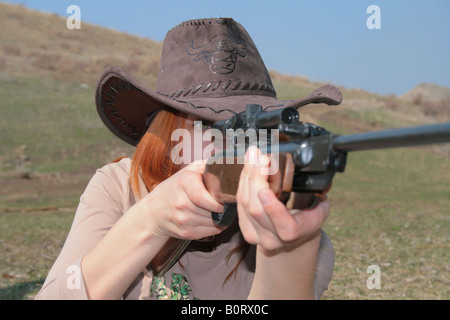 Die junge Frau mit Gewehr schießen Stockfoto