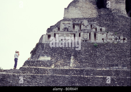 Touristen fotografieren des West-Fries von El Castillo an den Maya-Ruinen von Xunantunich in der Nähe von San Ignacio, Cayo District, Belize Stockfoto