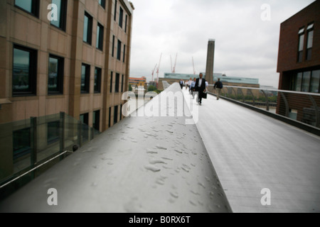 Fußgänger zu Fuß über die Millennium Bridge, London Stockfoto