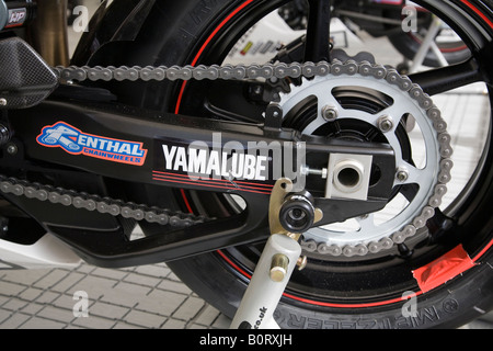 Hintere Rad Montage auf einer Yamaha R1 Motorrad. Brands Hatch, Kent, England. Stockfoto