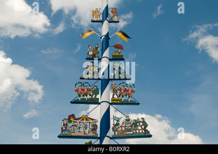 Die geschmückten Maibaum auf dem Viktualienmarkt Markt, in der bayerischen Landeshauptstadt München. Deutschland Stockfoto