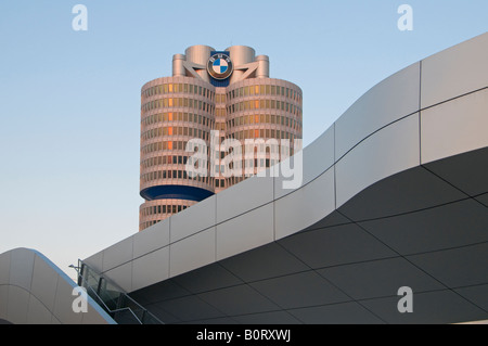 Ein Blick auf die BMW-Zentrale Türme aus dem BMW-Museum in der bayerischen Landeshauptstadt München. Deutschland Stockfoto