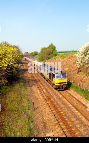 Diesellok bespannte Güterzug auf der Midland Railway Linie Northamptonshire, England Stockfoto