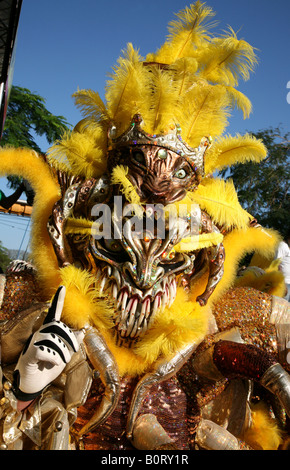 Karneval-Teilnehmer tragen Kostüm von Diablo Cojuelo führt während Carnaval Vegano in La Vega, Dominikanische Republik Stockfoto