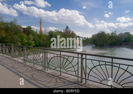 Blick in Richtung Haidhausen Bereich von Kabelsteg Brücke über Isar River in der bayerischen Landeshauptstadt München. Deutschland Stockfoto