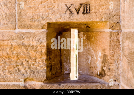 Einer der die Schießscharten in der Wand das Wachhaus auf Cockatoo Island im Hafen von Sydney. Stockfoto