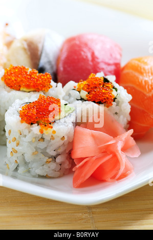 Sushi und Kalifornien Rollen auf einem Teller hautnah Stockfoto