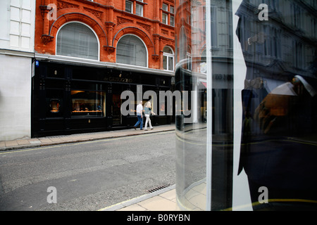 Auf der Suche nach gegenüber Aspreys zu de Grisogono auf New Bond Street, Mayfair, London Stockfoto